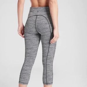 Athleta Black + White Ultimate Linear Lines Capri Size S
